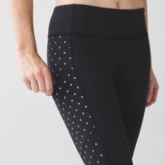 where is the size dot on lululemon leggings women's